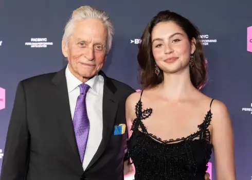 Maikls Duglass ar meitu Kerisu “Kultūras ikonu” gala pasākumā Ņujorkā