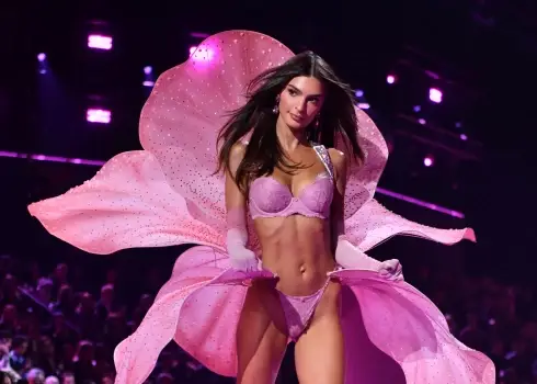 Emīlijas Ratažkovski debija “Victoria’s Secret” skatē 2025. gadā