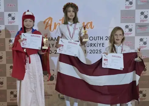 Latvijas sportisti vareni spēlē pasaules jauniešu čempionātā simtlauciņu dambretē; Turcija 30.10.2025