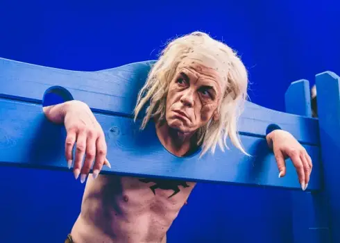 Einars Repše filmējas "Dieva sunī"