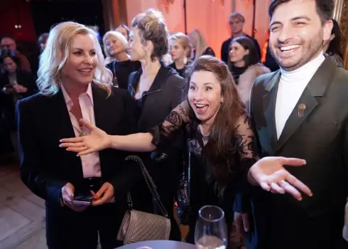 Pašmāju šovbiznesa zvaigznes lustējas "Art Management Group" ballītē