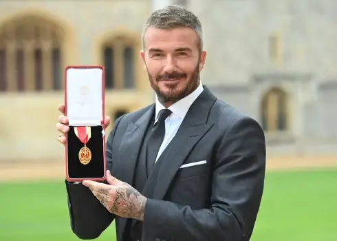 Sers Deivids Bekhems saņēmis ordeni un iecelts bruņinieku kārtā