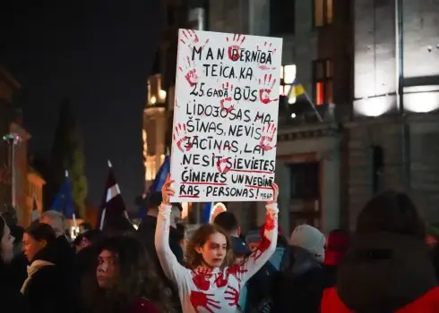 Ļaužu jūra Doma laukumā protestē pret Saeimas lēmumu denonsēt Stambulas konvenciju; 06.11.2025