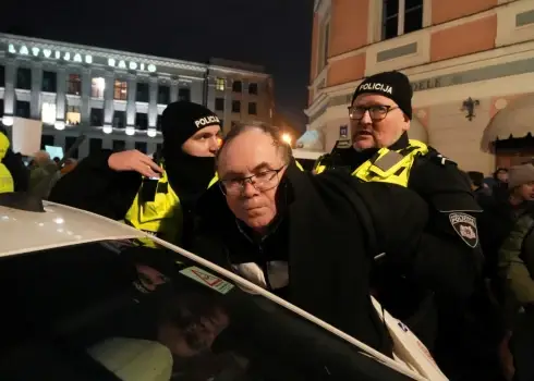 Doma laukumā aiztur pārkāpēju, kamēr tauta protestēja pret izstāšanos no Stambulas konvencijas; 06.11.2025.