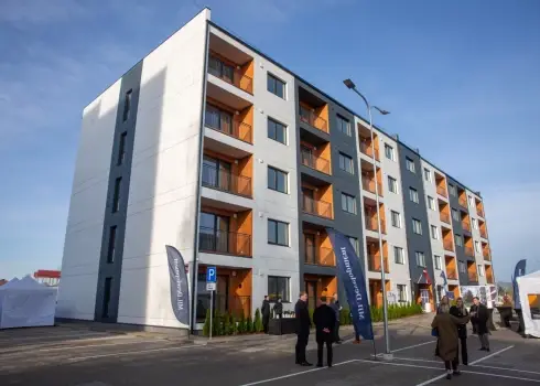 Ielūkojamies, kā izskatās pirmais zemas īres maksas nams Jelgavā