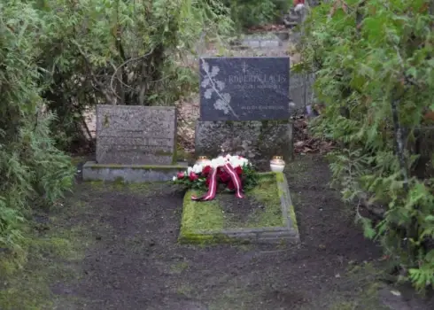 Valsts prezidents Edgars Rinkēvičs godina Lāčplēša Kara ordeņa kavaliera Roberta Lāča piemiņu