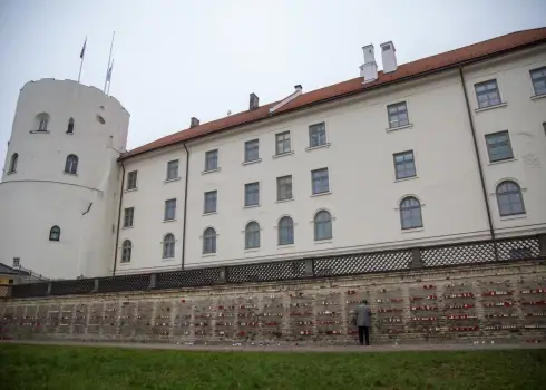 Uz Rīgas pils mūra iedegtas tūkstošiem svecīšu Lāčplēša dienas piemiņai