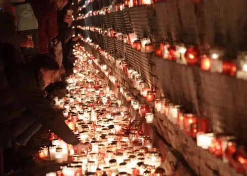 Lāpas pie Brīvības pieminekļa, svecīšu jūra pie Rīgas pils un uguns plosta palaišana Daugavā; 11.11.2025.