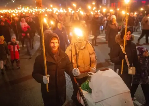 Jauni un ne tik jauni jelgavnieki dodas Lāčplēša dienas lāpu gājienā; 11.11.2025.