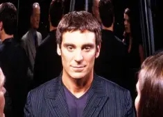 Atceries Džerodu no “Emulatora”? Lūk, kā aktieris izskatās šodien