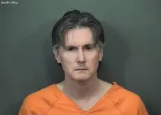 Izvirzītas apsūdzības vīrietim, kurš Indiānā uz mājas sliekšņa nošāva četru bērnu mammu - apkopēju, kura bija kļūdījusies ar adresi