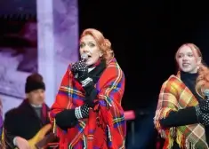 Simtiem ļaužu bauda svētku koncertu pie Brīvības pieminekļa. FOTO