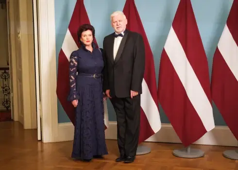 Sabiedrībā pazīstamas personas ierodas Rīgas pilī uz svinīgo pieņemšanu; 18.11.2025.