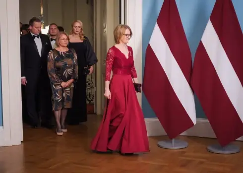 Sabiedrībā pazīstamas personas ierodas Rīgas pilī uz svinīgo pieņemšanu; 18.11.2025.