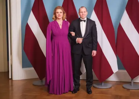 Sabiedrībā pazīstamas personas ierodas Rīgas pilī uz svinīgo pieņemšanu; 18.11.2025.