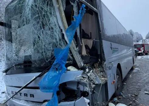 Autobusa un kravas auto sadursme Cēsu novadā