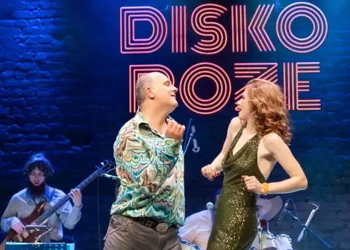 Koncertizrāde “Disko roze" mūzikas namā "Daile" 2025. gada novembrī