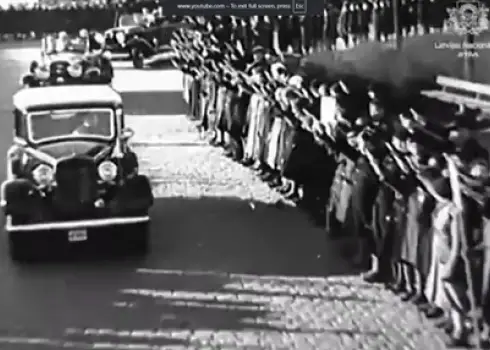 Brīvības piemineklis un “latviešu sveiciens”