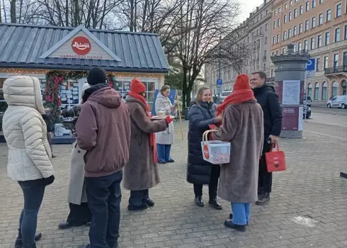Labdarības namiņš pie "Laimas" pulksteņa