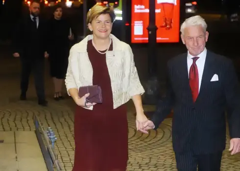 Sabiedrībā zināmi ļaudis ierodas uz svētku koncertu Latvijas Nacionālajā teātrī 2025. gada 18. novembrī