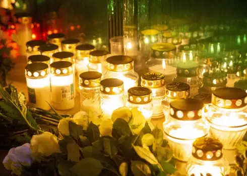 Zolitūdē piemin traģēdijā bojāgājušos