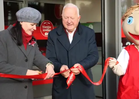 Ozolainē svinīgi atklāj jauno veikalu "top!"