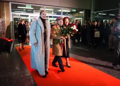 Viesi ierodas uz "Spēlmaņu nakts 2025" balvu pasniegšanu