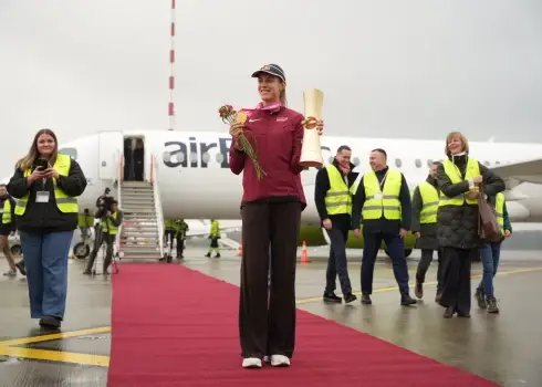 Rīgā atgriezusies pasaules čempione pludmales volejbolā Graudiņa