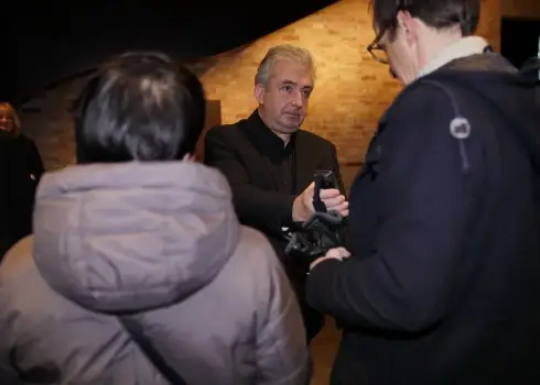 Kultūras cienītāji dodas baudīt Alvja Hermaņa iestudējuma "Ābeļziedi upē" pirmizrādi; 25.11.2025.