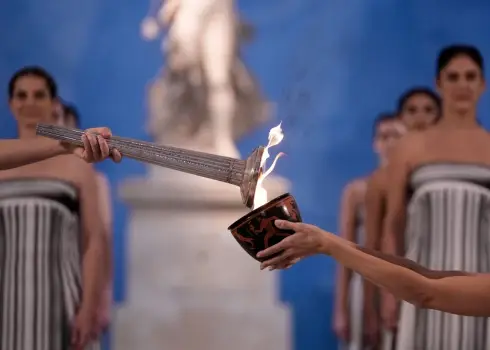 Iededz Milānas ziemas olimpisko spēļu uguni