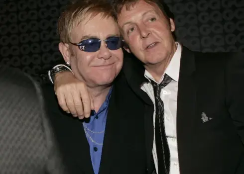 Sers Eltons Džons un sers Pols Makartnijs ir seni draugi