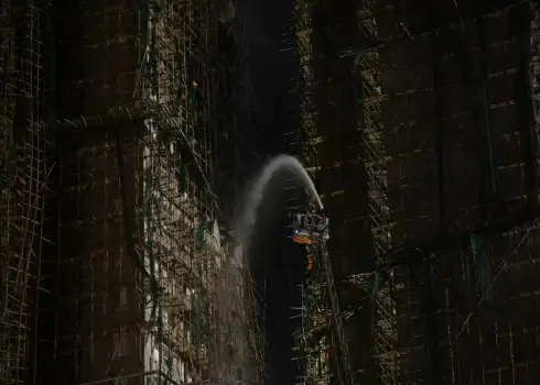 Postošs ugunsgrēks Honkongā – aizdedzies vērienīgs dzīvojamais komplekss ‘Wang Fuk Court’”