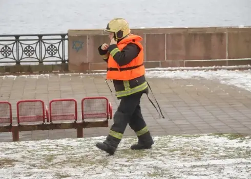 Operatīvie dienesti meklē Daugavā pazudušo sievieti