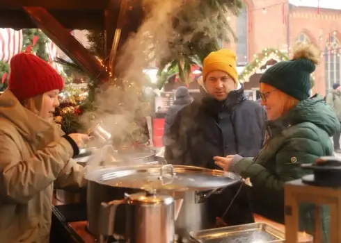 Doma laukumā atvērts Ziemassvētku tirdziņš
