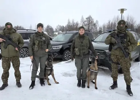 Lietuvas robežsardzes kinoloģes ar suņiem Galaksi un Džoi palīdz latviešiem aizturēt nelegālo migrantu