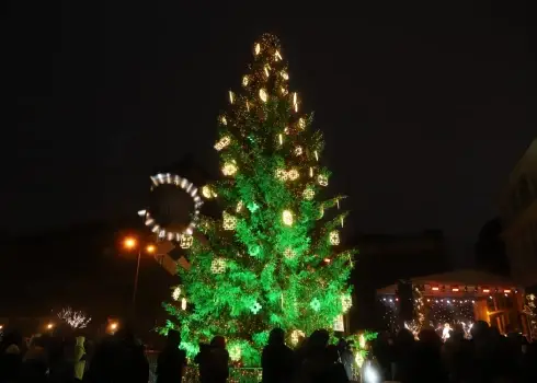 Rīdzinieki pulcējas Rātslaukumā uz galvenās svētku egles iedegšanu