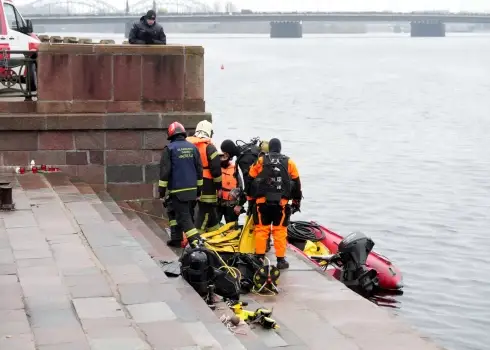 Daugavā turpinās vieglās automašīnas izcelšanas darbi