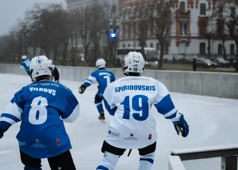 Prieks, kustība un ziema Rīgas centrā — atklāta Esplanādes slidotava