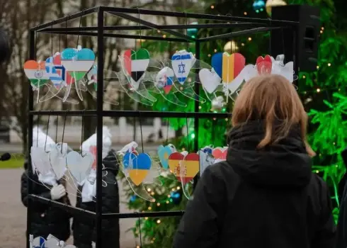 Ziemassvētku eglīti pie Kongresu nama ietērpj svētku noskaņās