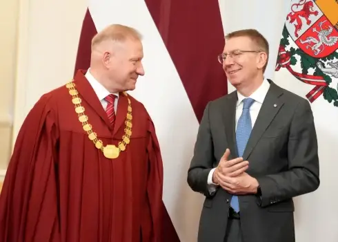 Augstākās tiesas tiesnesis Jānis Rozenbergs dod tiesneša zvērestu