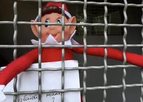 Valsts policijas Elfiņš iepriecina ar svētku blēņām