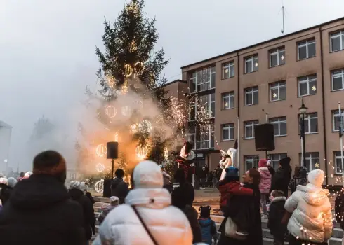 Ludzā iemirdzējusies Ziemassvētku eglīte. 2025. gada decembris