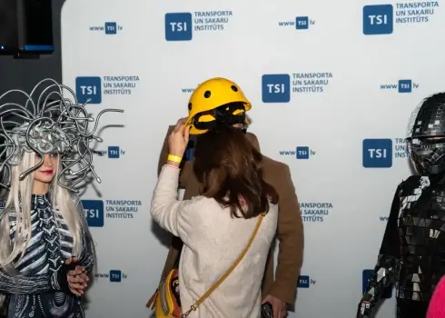 Rīgā demonstrē viedo ķiveri; 09.12.2025.