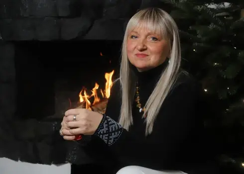 Ciemos pie dziesminieces Lailas Ilzes Purmalietes 2025. gada decembrī