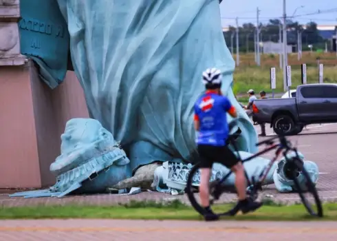 Brazīlijā vējš nogāž Brīvības statujas kopiju
