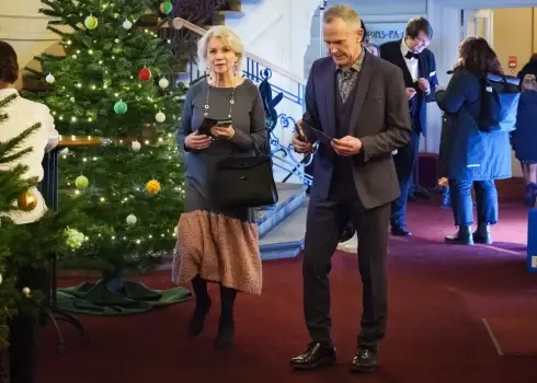 Sabiedrībā pazīstami ļaudis un teātra mīļotāji pulcējas uz koncertiestudējumu “Pastkartes Ziemassvētkos”