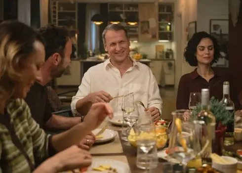 Ieskats Dž. Dž. Džilindžera komēdijā "Perfektie"