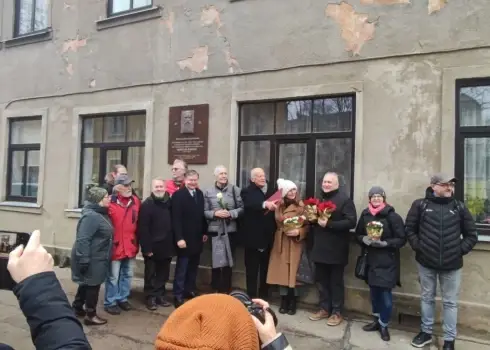 Jaunā veidolā Āgenskalnā atklāj piemiņas plāksni Krišjānim Baronam