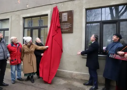 Jaunā veidolā Āgenskalnā atklāj piemiņas plāksni Krišjānim Baronam