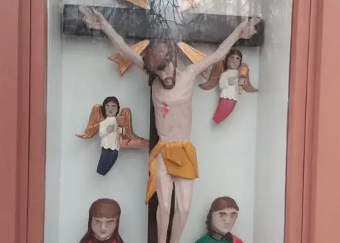 Dūru kapsētā atjaunotas svēto skulptūras 